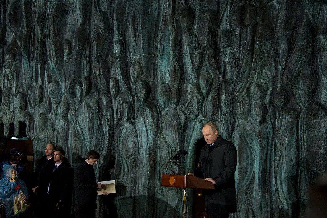Владимир Путин открыл Стену скорби в Москве. Фото: Виктория Одиссонова / «Новая газета»
