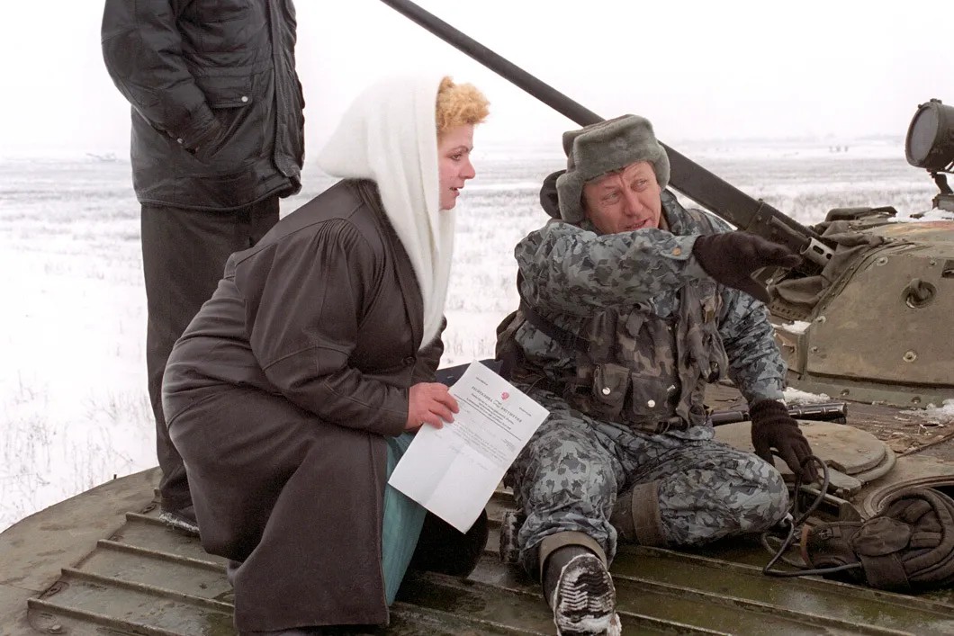 Мать на линии фронта ищет сына, пропавшего без вести. Фото: EPA