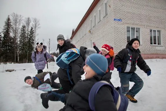 Кострецкие дети после окончания уроков в Ривицкой школе спешат к своему автобусу