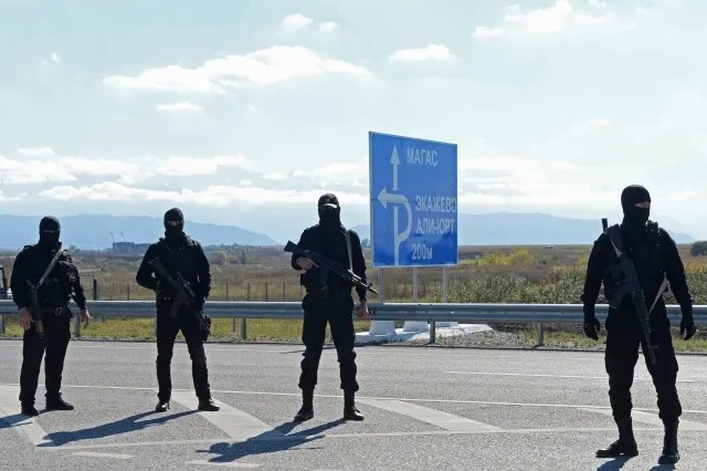 Силовики на въезде в Магас. Фото: РИА Новости