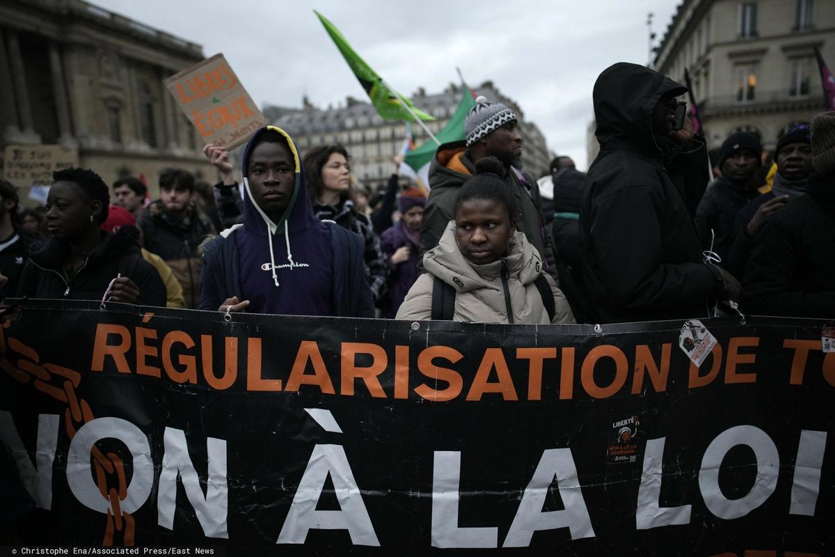 Демонстранты протестуют против иммиграционного закона возле Конституционного совета. 25 января 2024 года, в Париже. Фото: Christophe Ena / Associated Press / East News