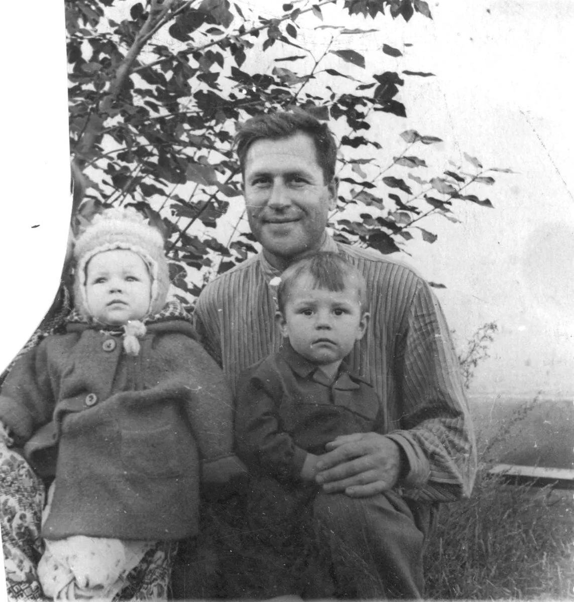 Дед с детьми после войны. Слева — моя мама