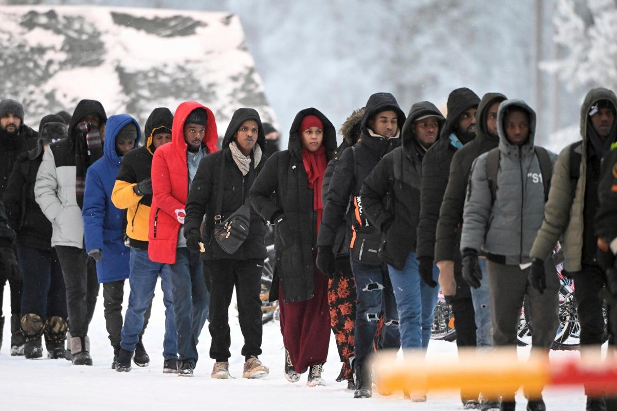 Мигранты на КПП «Салла» на границе Финляндии и России. Фото: AP / TASS
