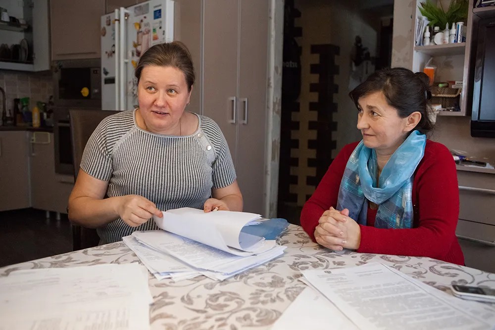 Сельский депутат Елена Серебрякова (слева) за столом у себя дома. Фото: Елена Лукьянова / «Новая в Петербурге»