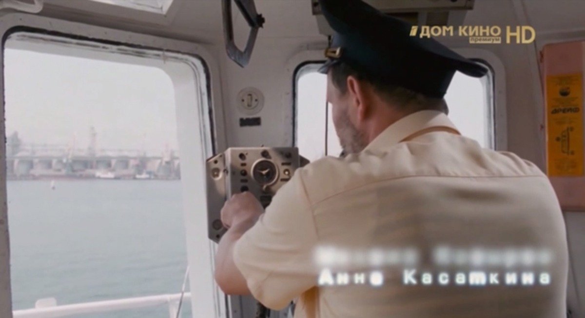 Кадр из фильма «Квартета И» «День радио» с заблюренным именем Михаила Козырева