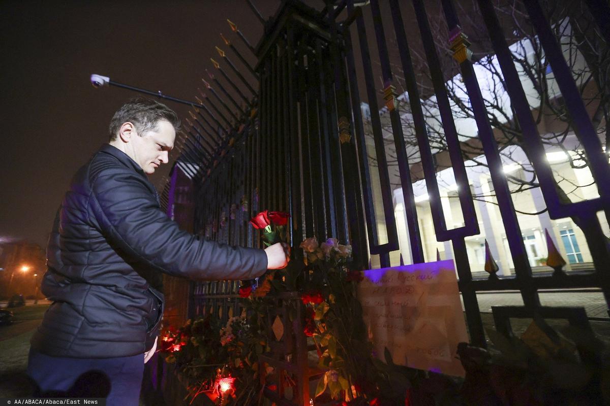 Люди приносят цветы к посольству РФ в Минске. Фото: Ramil Nasibulin / AA / ABACA / Abaca / East News