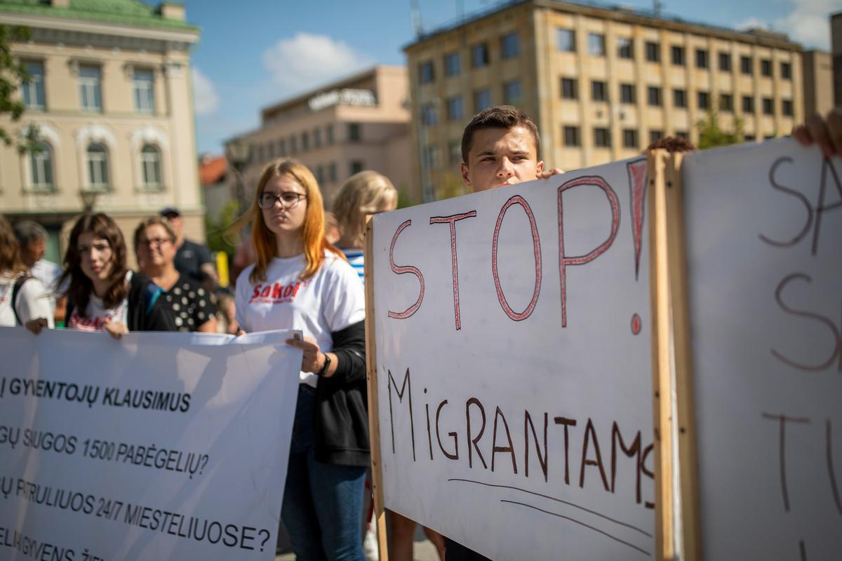 Акция протеста в Вильнюсе против размещения нелегальных мигрантов в населенных пунктах Литвы, июль 2021 года. Фото: AP / TASS