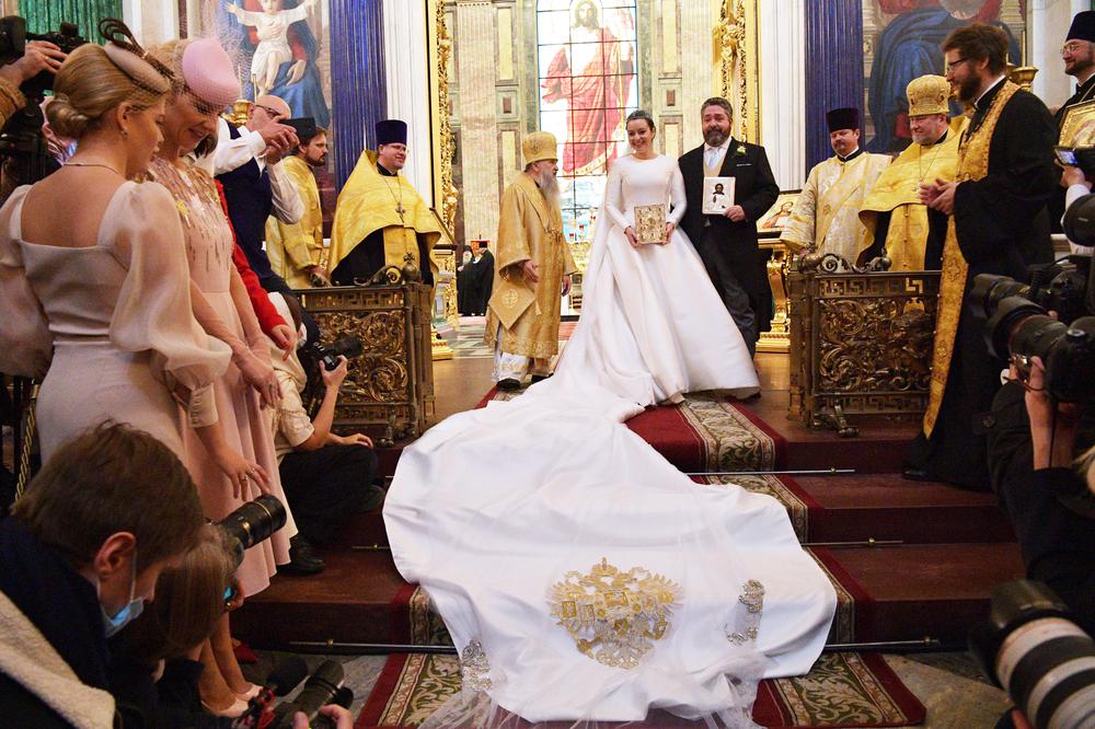 Фата невесты украшена золотым гербом ручной вышивки. Фото: Александр Гальперин / РИА Новости