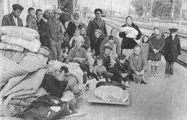 Крымские татары, высланные семьями под конвоем из Крыма в 1969 году, после того, как их выгрузили на станции в Усть-Лабинске Краснодарского края