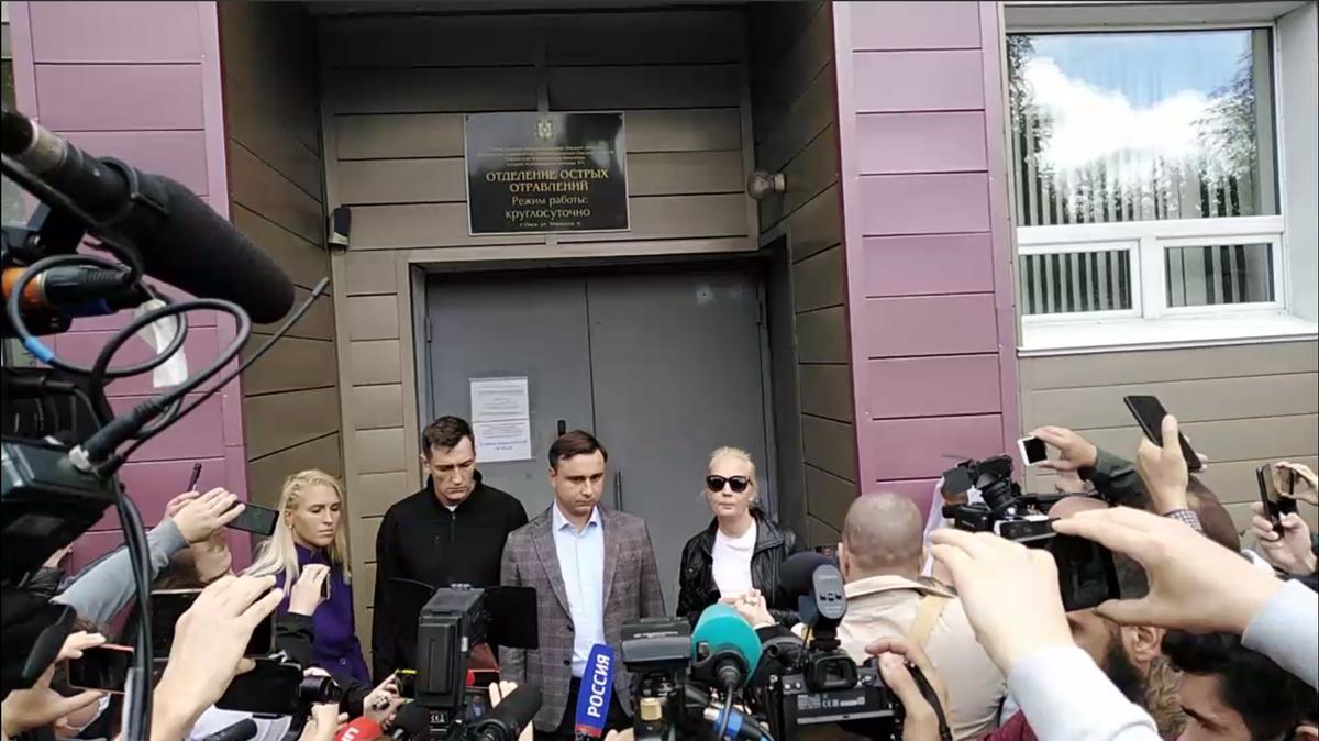 Ситуацию тогда комментировали Юлия Навальная и лечащий врач Алексея, глава «Альянса врачей»** Анастасия Васильева. Скриншот из видео Даниила Чебыкина