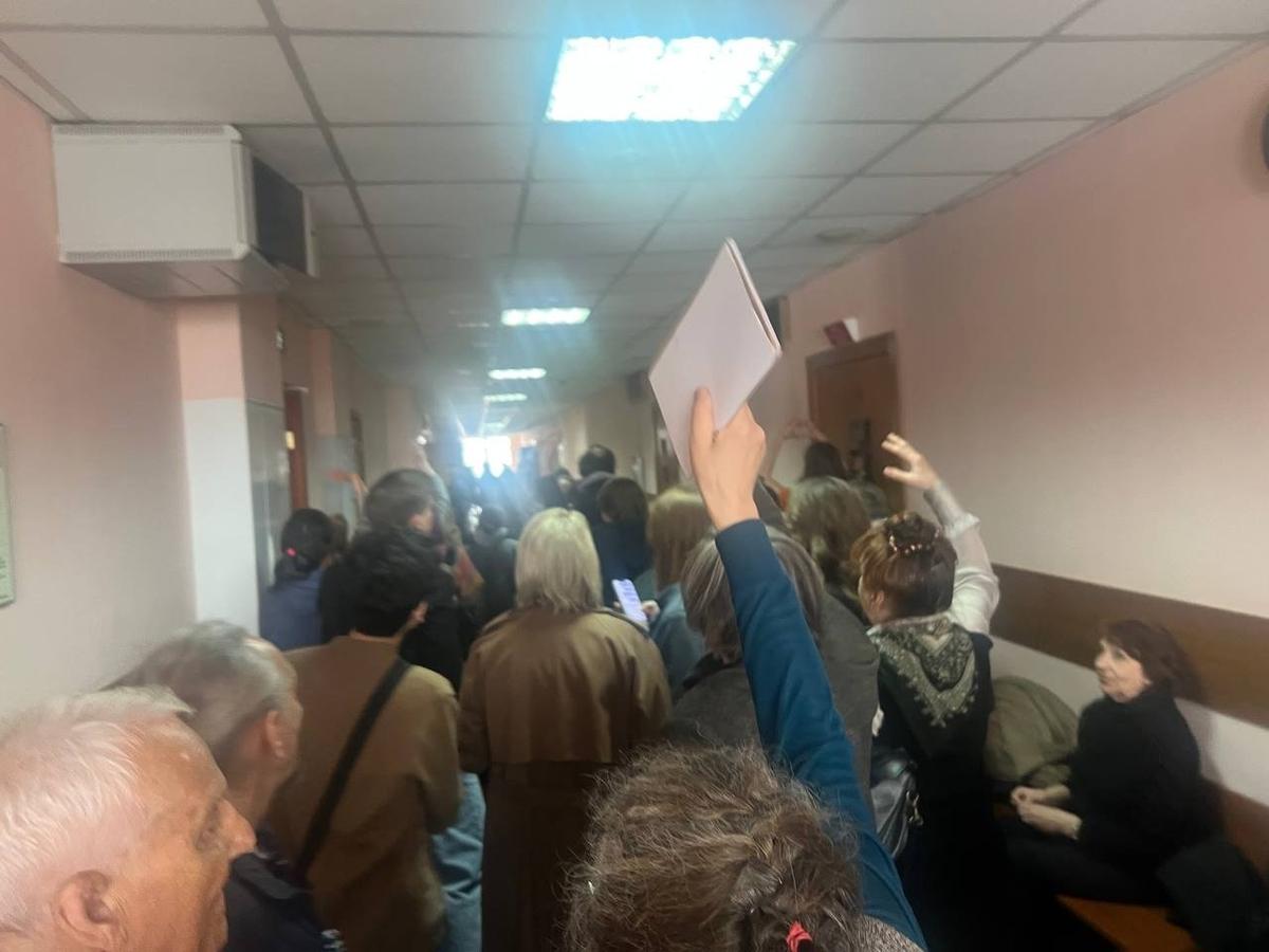 Во время провода обвиняемых журналистов в зал суда публика машет им и кричит слова поддержки. Фото: Наталья Савоськина, для «Новой газеты»