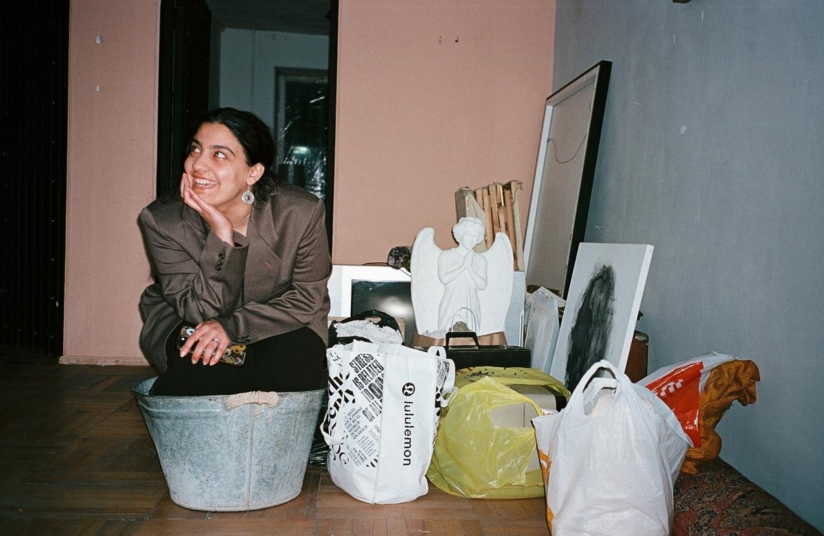 Джули собрала свой реквизит к предстоящим съемкам фильма. Фото: предоставлено студентами школы