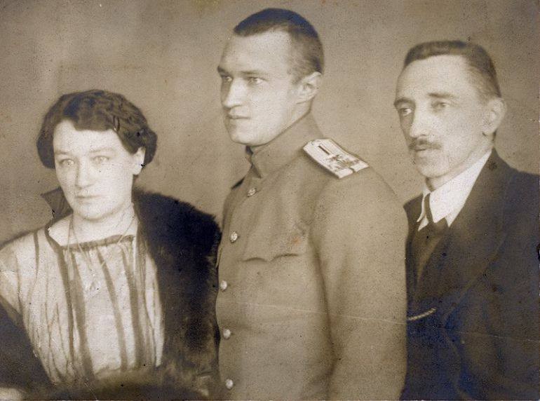 Писатель Иван Шмелев с женой Ольгой и сыном Сергеем