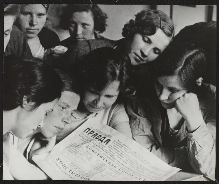 Рабочие завода «Красный треугольник» обсуждают проект Конституции, 1936 г. Фото: МАММ / МДФ