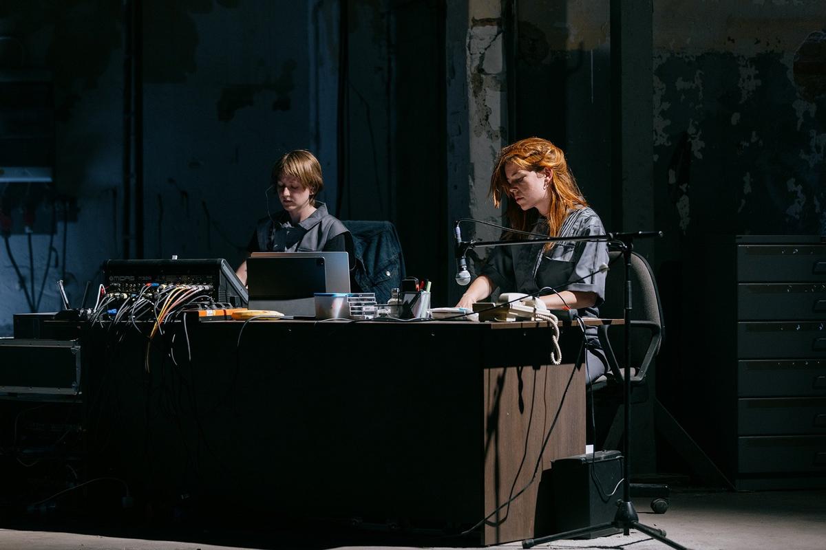 Сцена из спектакля Das Land, das ich liebe. Фото: Виктория Назарова