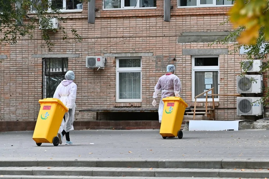 Медицинские работники возле городской больницы №20 в Ростове-на-Дону. Фото: РИА Новости