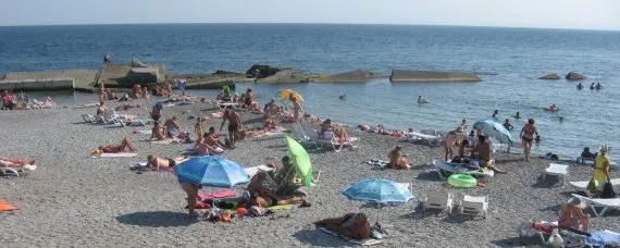 На пляже в Симеизе переодеться стоит 20 рублей