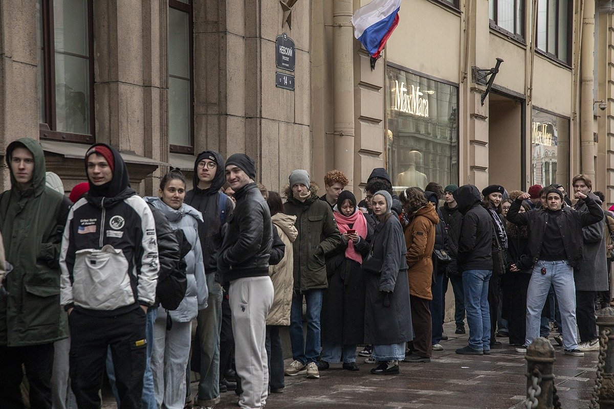 Петербуржцы, пришедшие проголосовать в полдень. Фото: Алексей Душутин / «Новая газета»