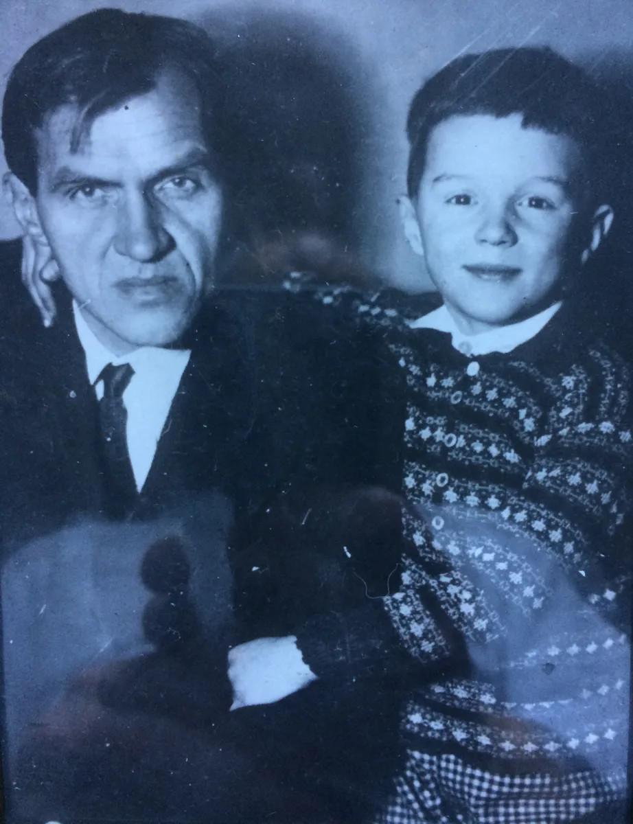 Олицетворение эпохи — прилагаемая фотография: сияющий от радости общения с обожаемым отцом мальчуган, полный мрака отец, знающий, что за ним уже приходили (не застали, 1936 год), что сына он видит последний раз. Это папа и я. Фото из семейного архива