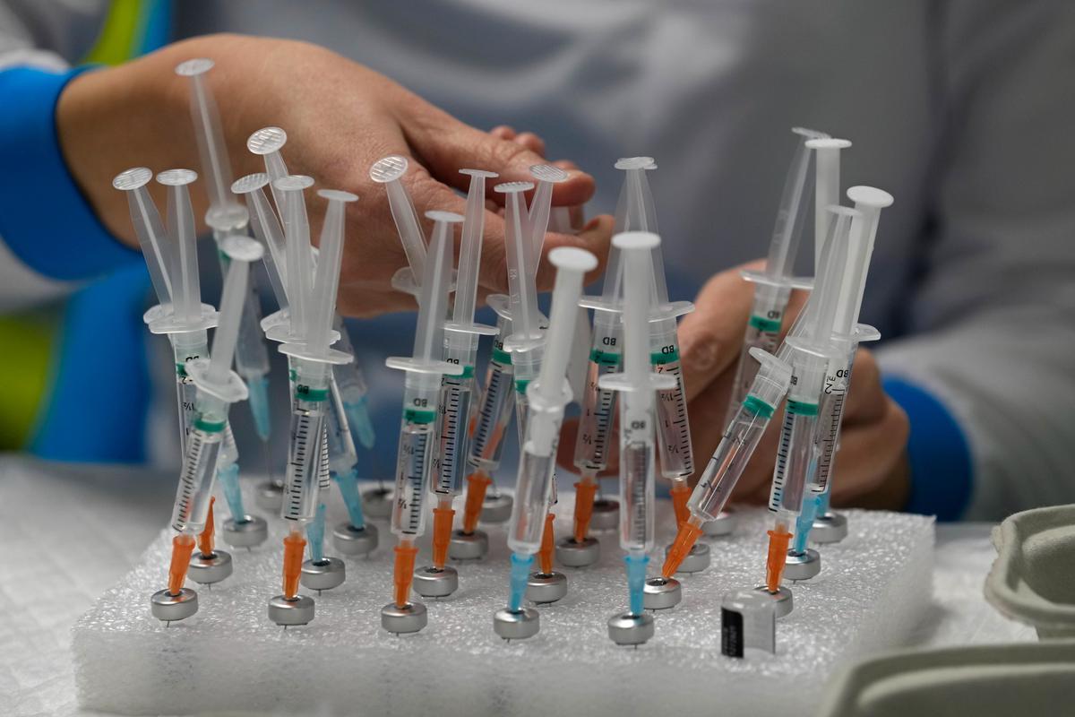 Дозы вакцины в мадридском медцентре. Фото: AP Photo / Paul White