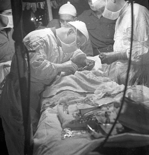 Помощник хирурга Пол Кеннеди (слева) и главный хирург Мэддинг (справа)