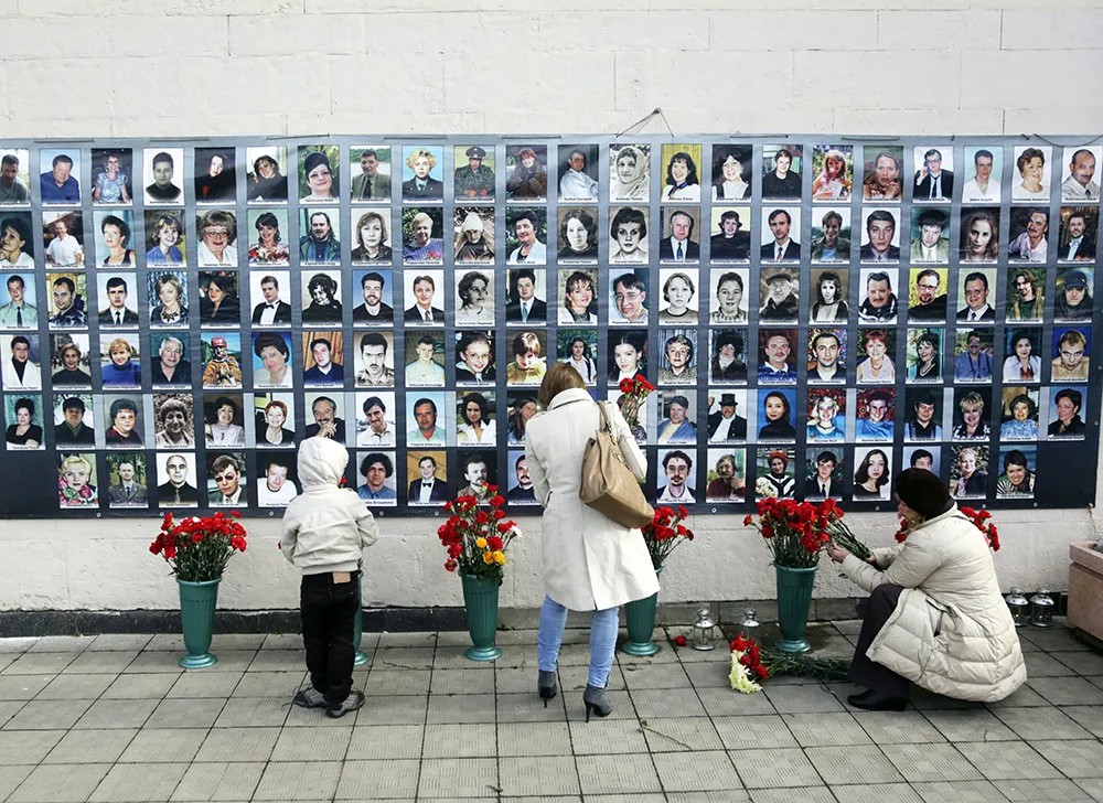 Москвичи во время траурной акции в годовщину Норд-Оста. Фото: ТАСС