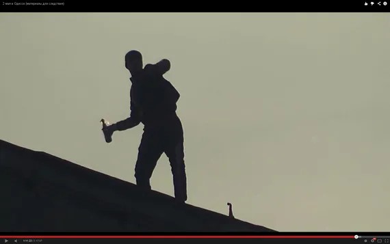 Неизвестный с «коктейлем Молотова» на крыше Дома профсоюзов