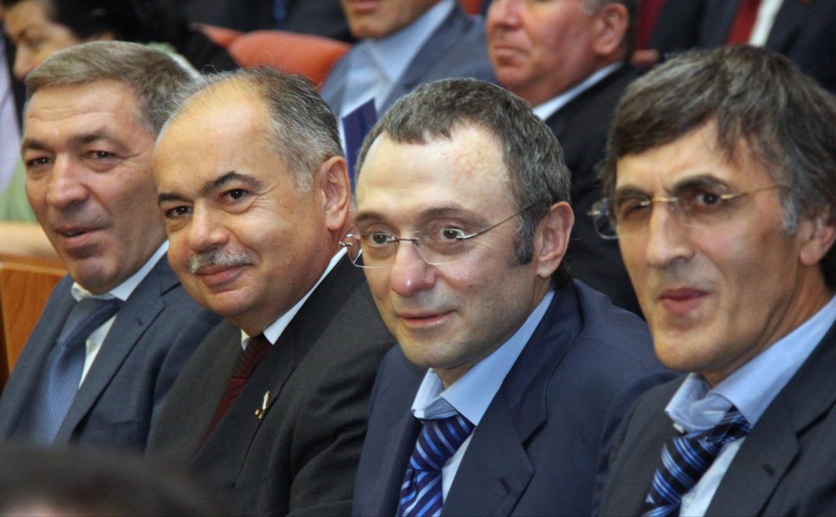 Магомед Гаджиев и Сулейман Керимов (справа налево). Фото: ИТАР-ТАСС / Евгений Костин / NewsTeam