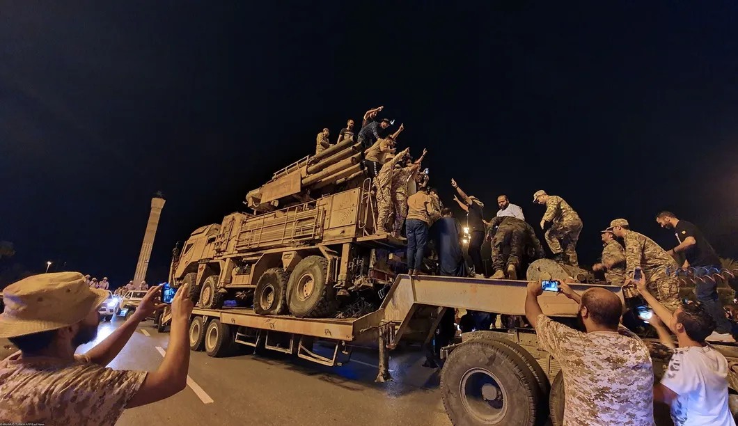 Войска ПНС демонстрируют захваченный «Панцирь» в Триполи, 20.05.20. Фото: EastNews