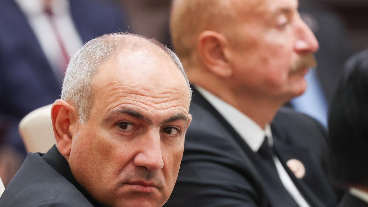 Пустые страницы истории и обложка от мирного договора