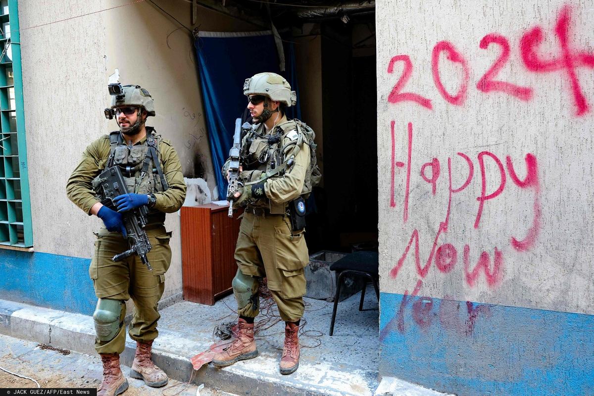 Израильские солдаты внутри комплекса Организации Объединенных Наций по оказанию помощи палестинским беженцем (БАПОР) в секторе Газа. Фото: JACK GUEZ / AFP / East News