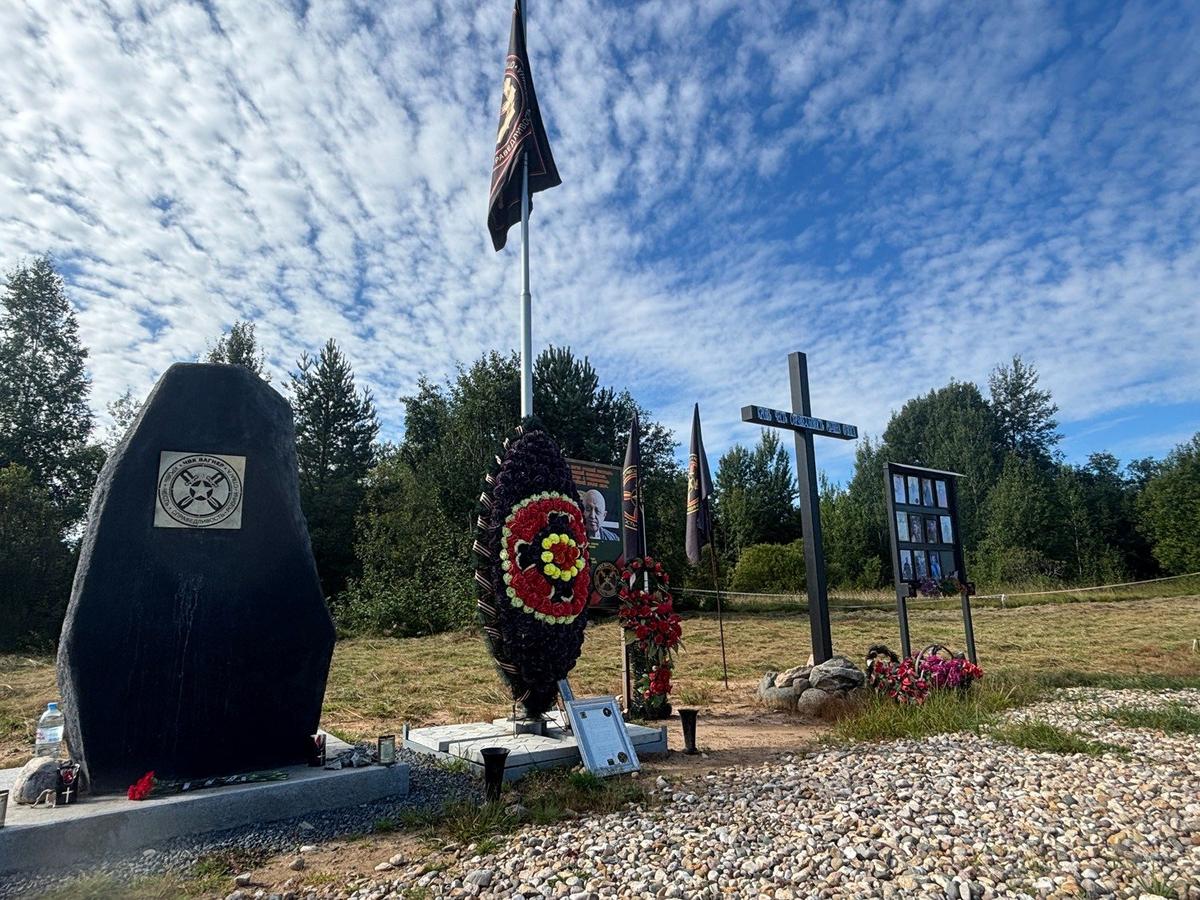 Мемориал руководителям Вагнера и членам экипажа бизнес-джета, погибшим при авиакатастрофе . Фото: Иван Жилин / «Новая газета»