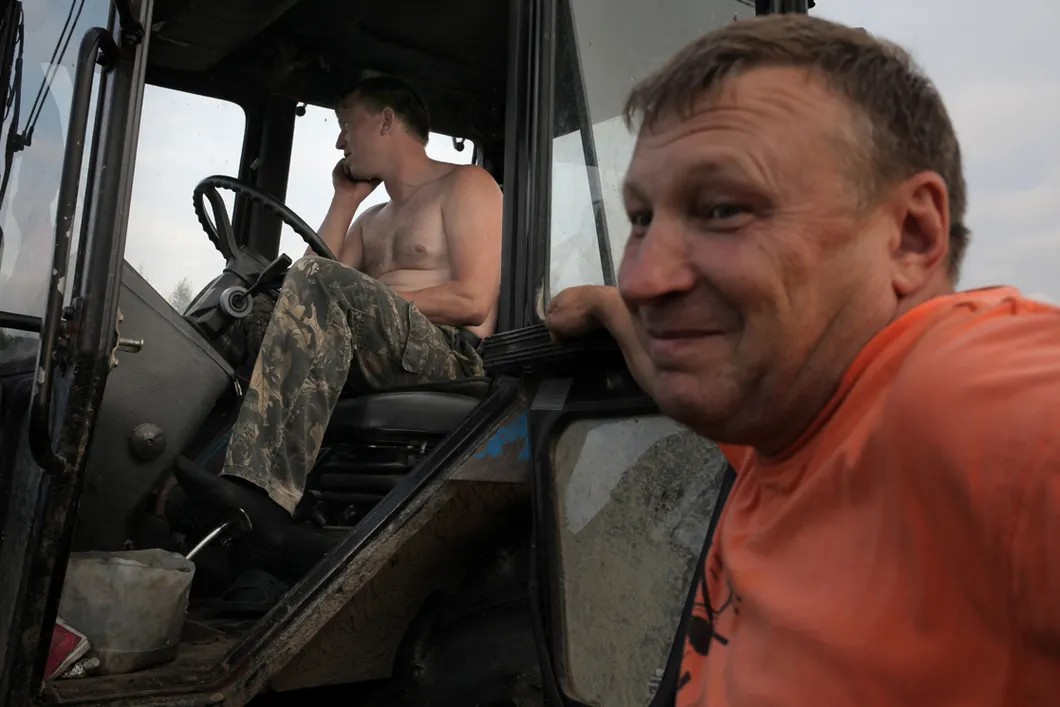 Тракторист Ванька и фермер Конашенков. Фото: Анна Артемьева / «Новая»