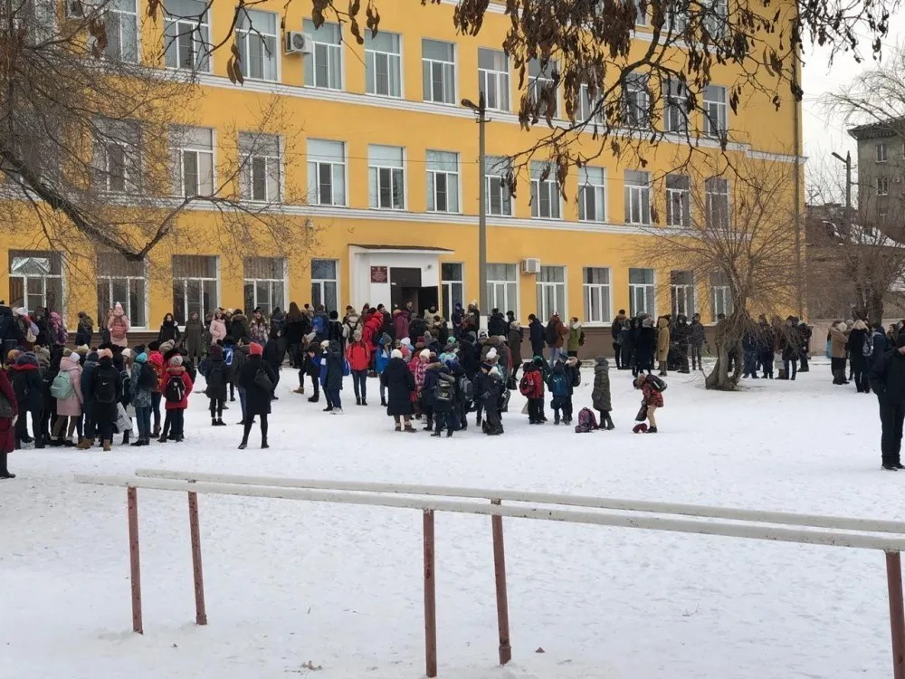 Эвакуация школы в Волгограде. Фото из социальных сетей