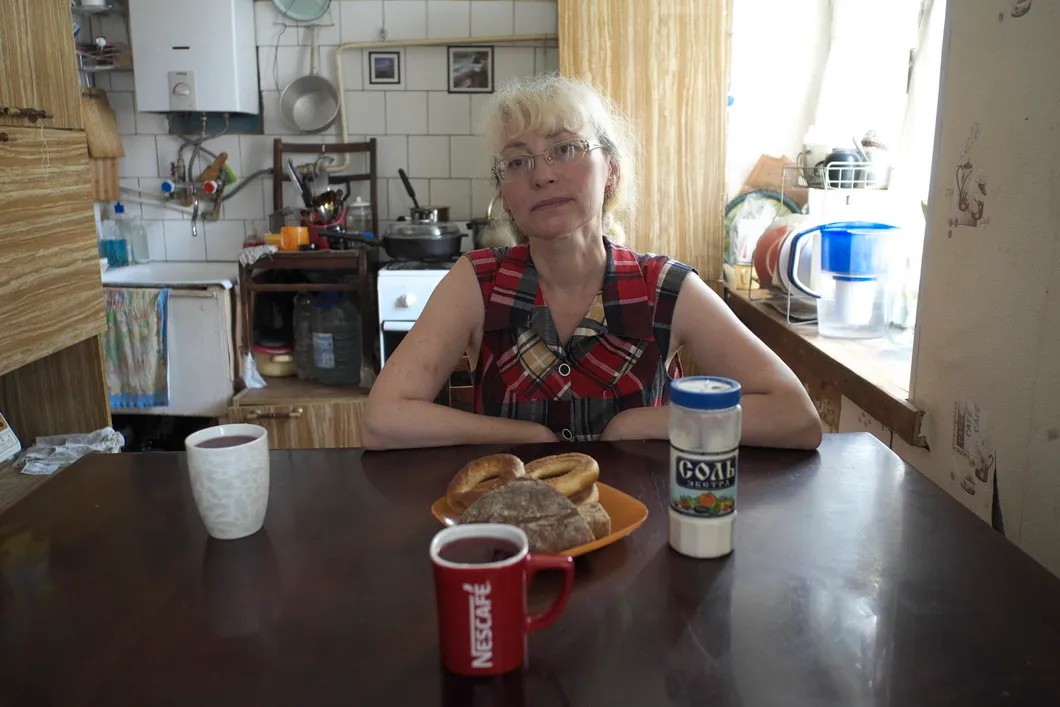 Вероника Морилова приглашает министра здравоохранения на разговор за чаем. Фото: Виталий Кавтарадзе, специально для «Новой газеты»