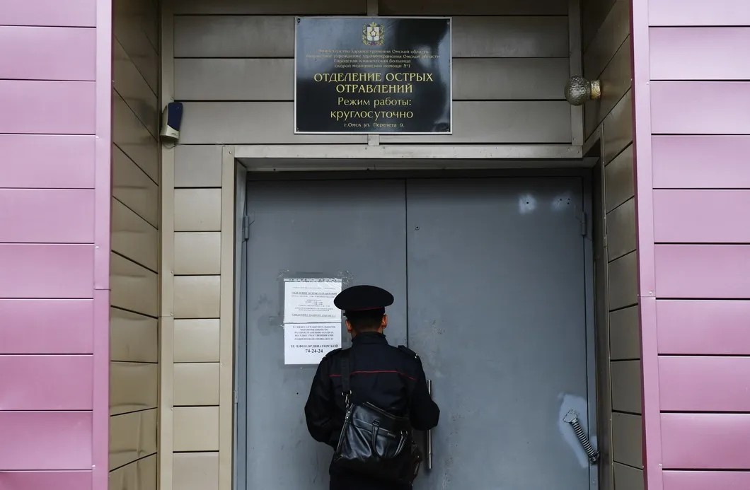 Сотрудник полиции у входа в омскую БСМП №1, где в токсикореанимации находился Алексей Навальный. Фото: РИА Новости