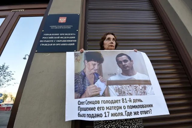 Пикет у входа в администрацию президента. Фото: Виктория Одиссонова / «Новая газета»