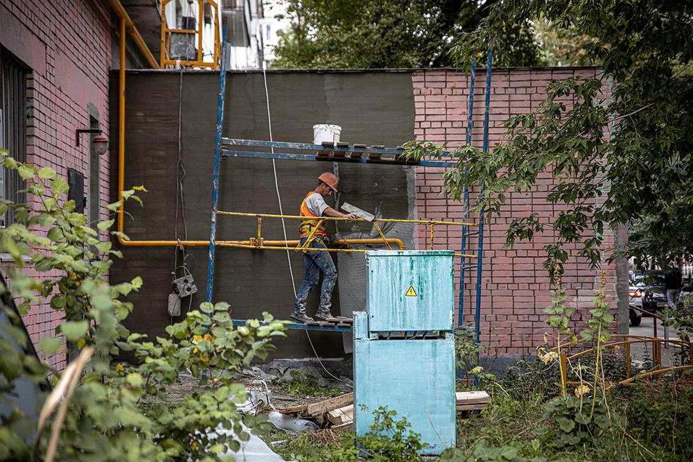 В доме №16 по Совхозной улице делают ремонт. Фото: Влад Докшин / «Новая газета»