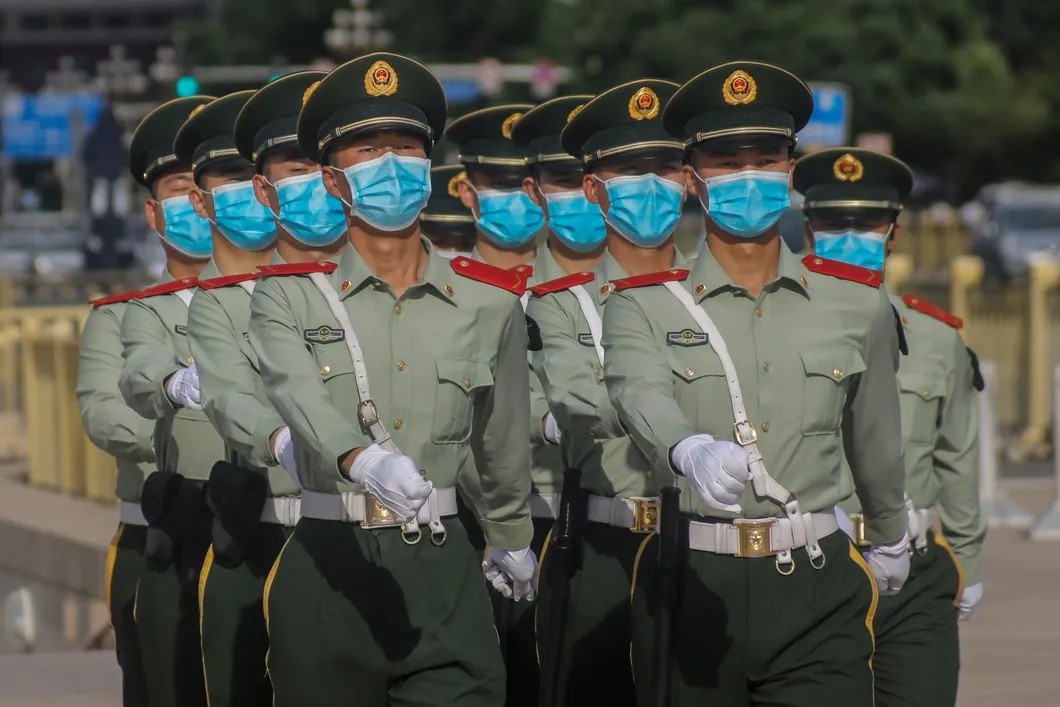 Китайские военные патрулируют территорию позле ворот Тяньаньмэнь в Пекине. Фото: ЕРА