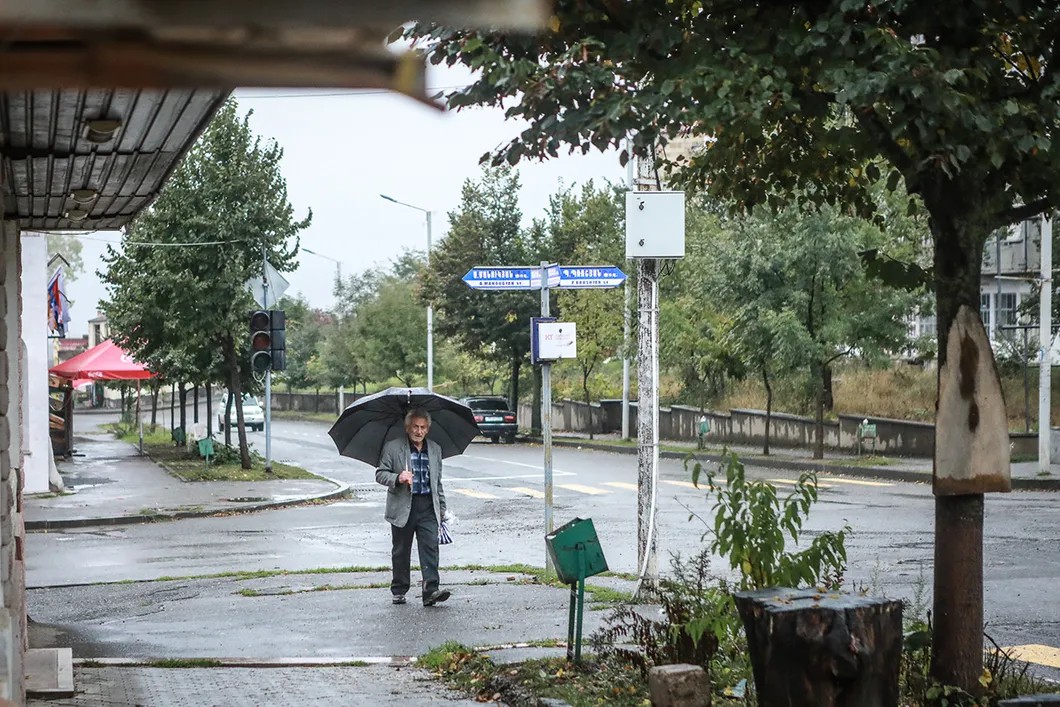 Местный житель, который гуляет по пустому городу во время сирены предупреждающей об опасности. Фото Павел Волков / специально для «Новой»