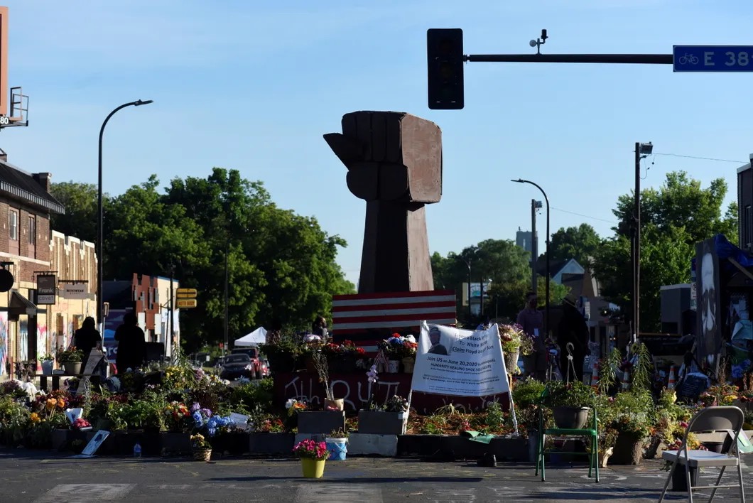 Монумент убитому афроамериканцу Флойду в Миннеаполисе. Фото: Reuters