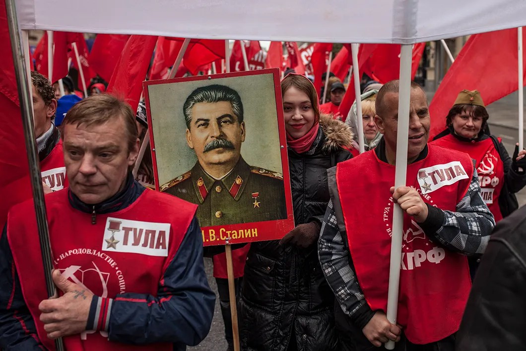 Колона коммунистов. Девушка держит портрет Сталина. 9 мая, Москва. Фото: Влад Докшин / «Новая газета»