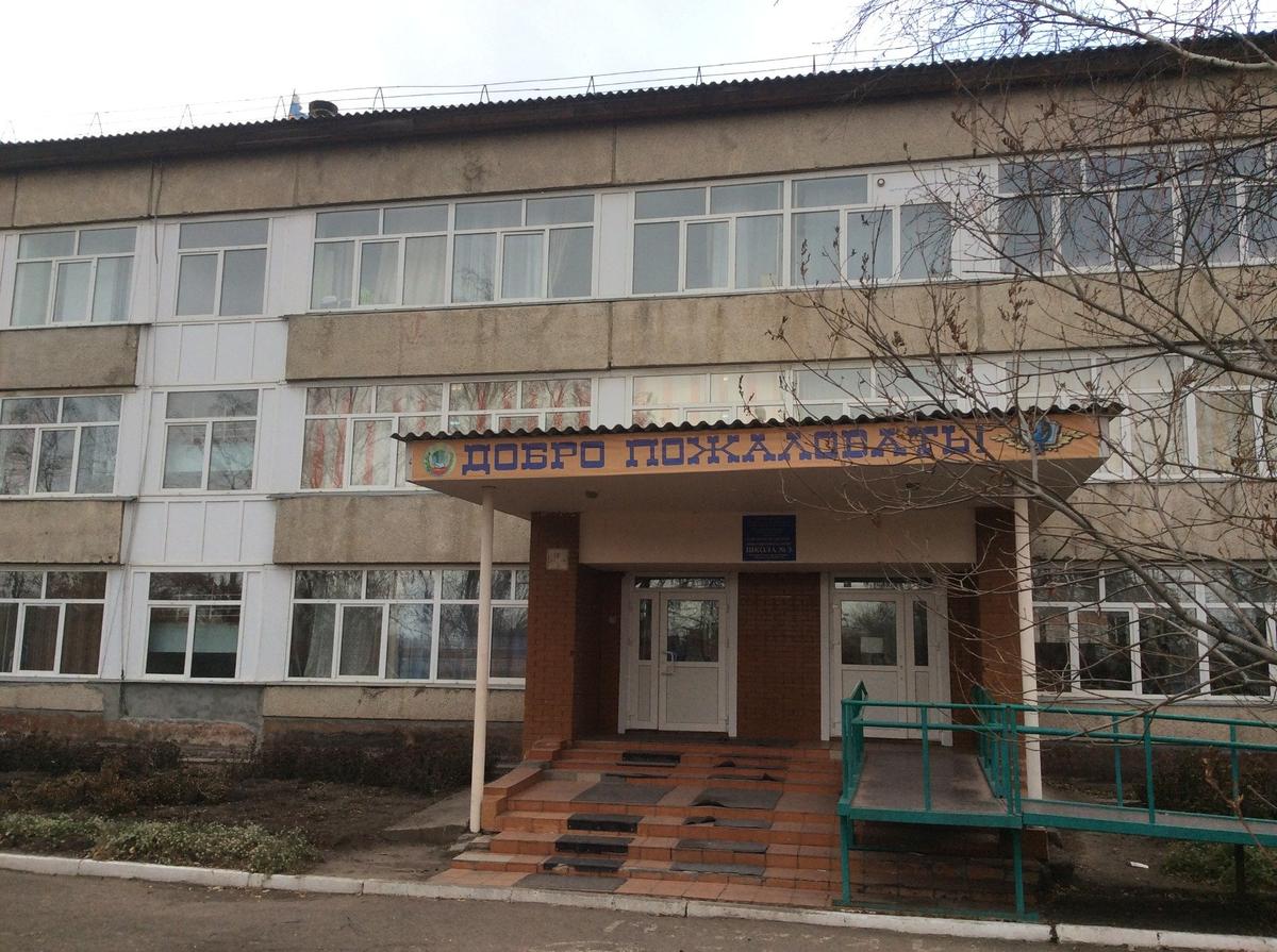 Школа, где учатся или учились дети Колесниковых. Фото: Алексей Тарасов / «Новая газета»