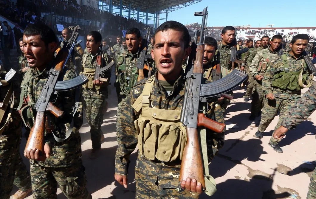 Сирийский демократические силы — в основном представленные курдами — празднуют годовщину освобождения Ракки от боевиков ИГИЛ. Фото: Reuters