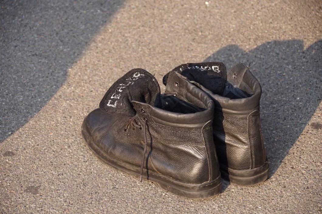 “Sentsov” - written in tongues of prison boots thrown at the airport. Photo: Anton Naumluk, Grati, for Novaya Gazeta
