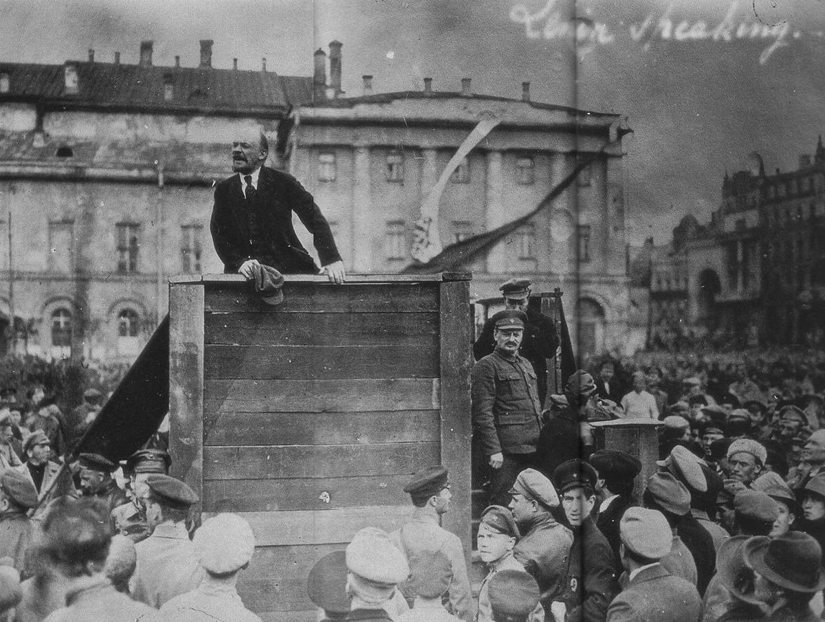 Выступление Владимира Ленина на митинге. Архивное фото