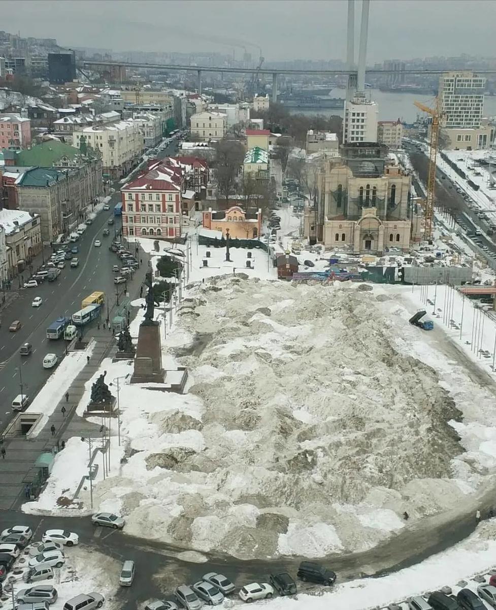 На Центральную площадь города свозили весь снег, собранный на соседних улицах. Фото: alex_poslushniy