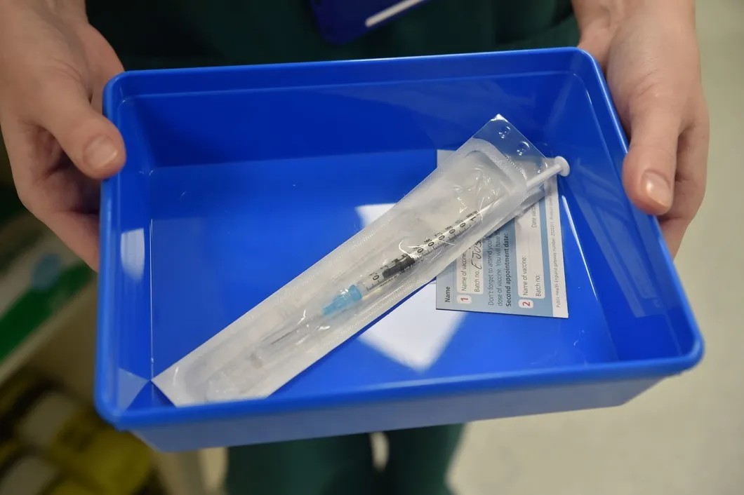 Медсестра центра вакцинации в Кардиффе готовится ввести вакцину Pfizer/BioNTech пациенту. Фото: ЕРА