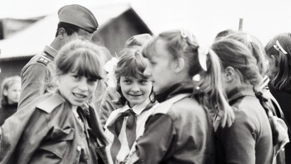 «Че там в окошке видать-то?» — «Гляди сама. Я боюся»