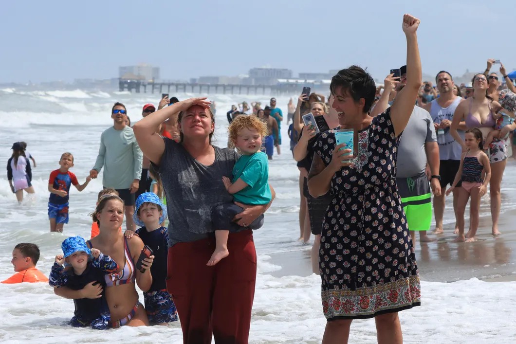 НАСА призывало американцев не собираться на пляжах Флориды, но те все равно вышли, чтобы проследить за стартом. Фото: Reuters